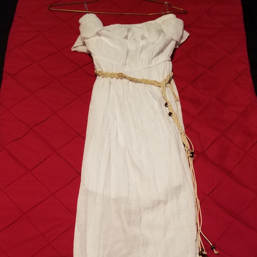 Sleeveless white country dress
